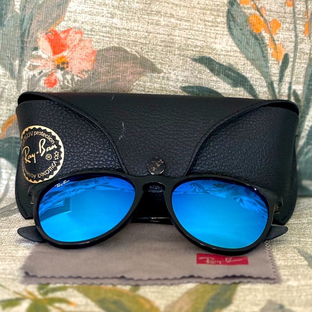 Ray-Ban RB4171 ERIKA
Frame Color: 601/55 Black
Lens Color: Blue Mirror